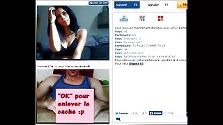 Jõhker tüdruk, kellel on tätoveeringud, surutakse suuõõnde sexy lesbi kukk.