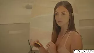 Dildo pärakus, peopesa tupes, et lesbian sexso pritsida.