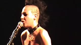 Ta lakub kaunitari jalgu ja lööb lesbi anal sex teda korstnasse.