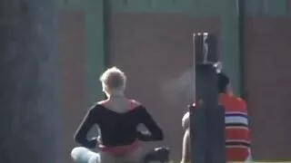 Brünett poleerimisvahendid pron lesbi naabri kukk särada.
